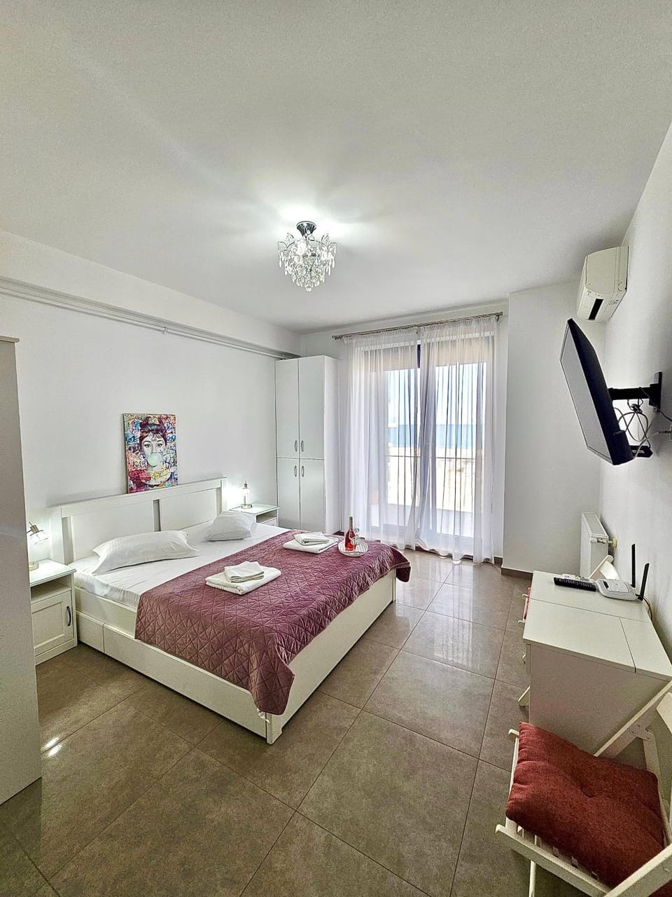 Bed, TV and multimedia, Bedroom