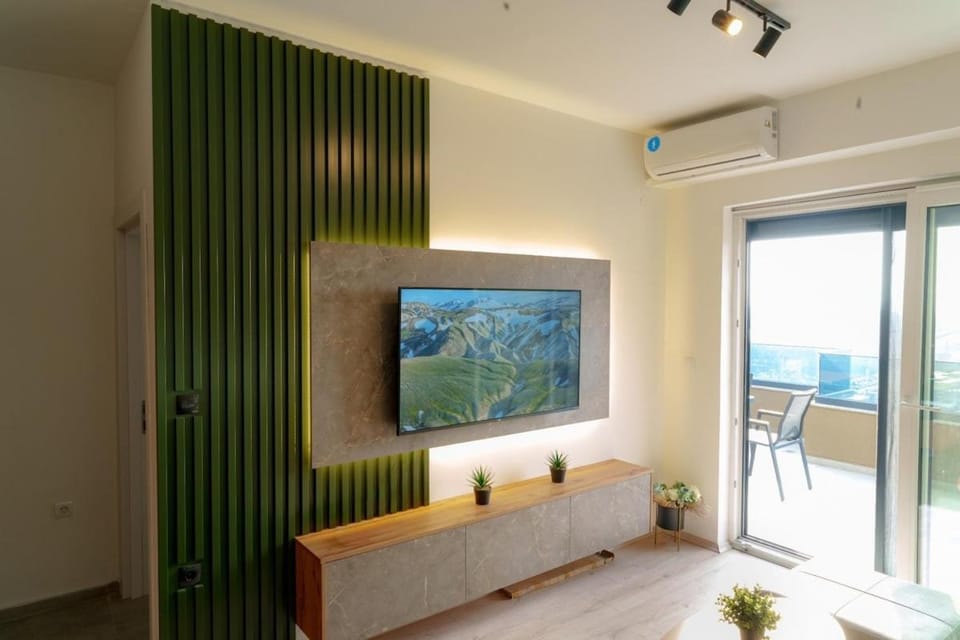 Communal lounge/ TV room, TV and multimedia, Living room, Seating area, air conditioner