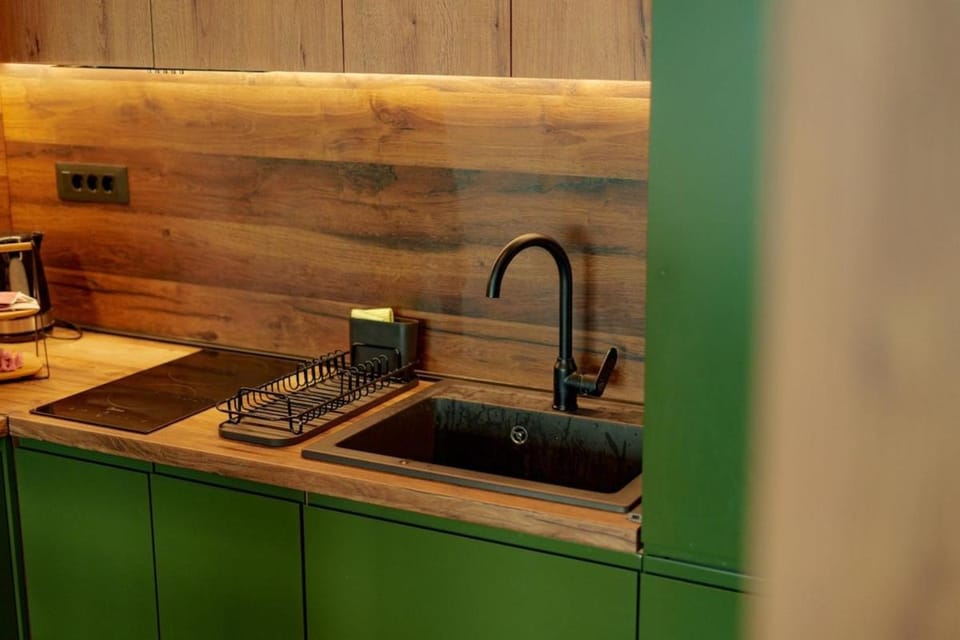 Coffee/tea facilities, Kitchen or kitchenette, stove