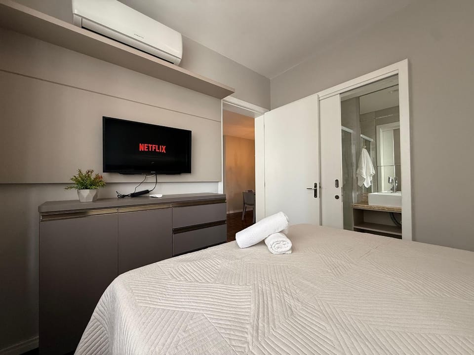 Bed, TV and multimedia, Photo of the whole room, Bedroom, towels, air conditioner