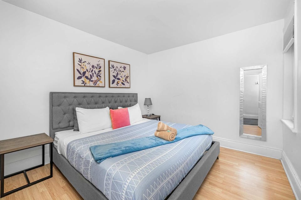 Urban 3BR Getaway Walk to ByWard Market- UOttawa Apartment in Gatineau