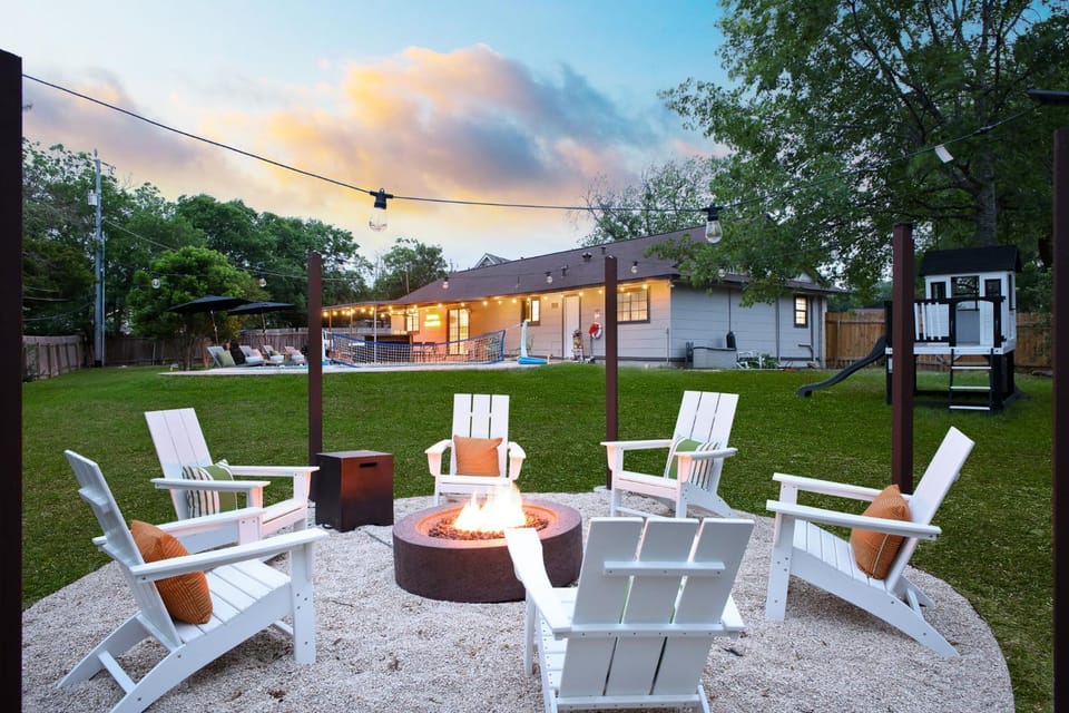Sleeps 10 Private Pool Hot Tub Fire Pit Playground House in San Antonio
