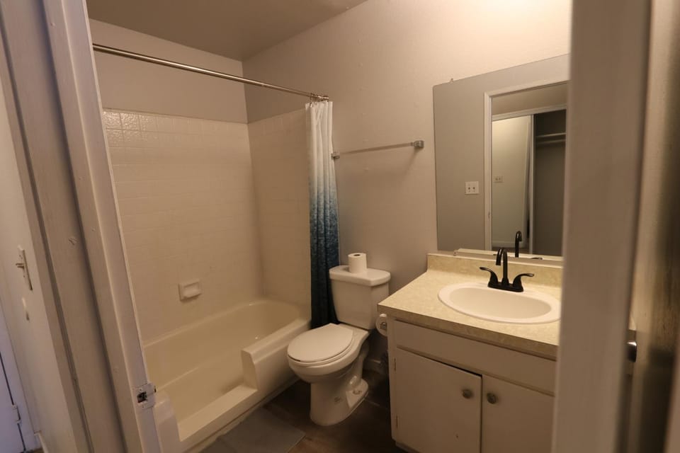 Nice Queed bed apt in Beverly Hills neighborhood Apartment in Beverly Hills