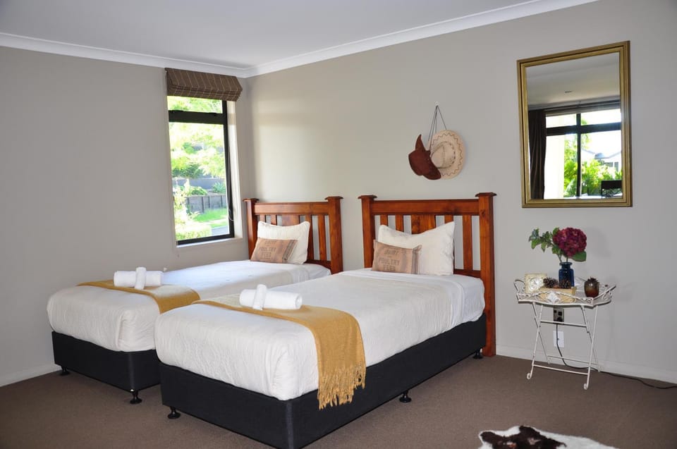Bed, Living room, Decorative detail