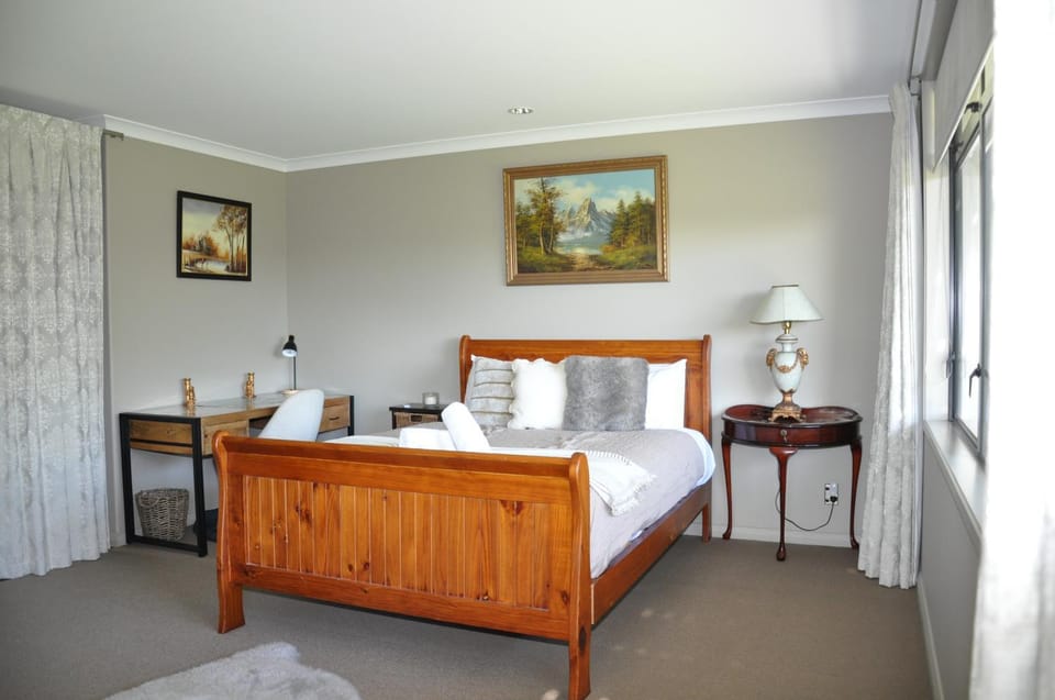 Bed, Photo of the whole room, Decorative detail, Bedroom