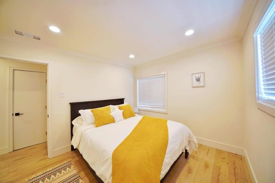 Marbella Lane - Vibrant 4BR RWC Ldry House in Menlo Park