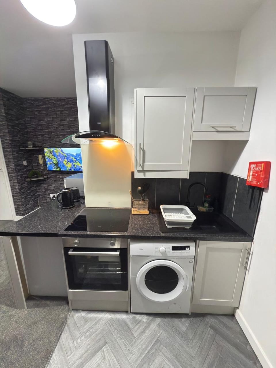 Kitchen or kitchenette, oven, stove, washing machine