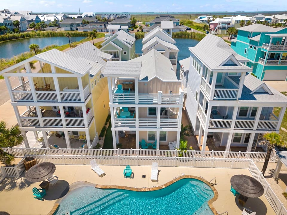 Property building, Day, Bird's eye view, Balcony/Terrace, Seating area, Lake view, Swimming pool