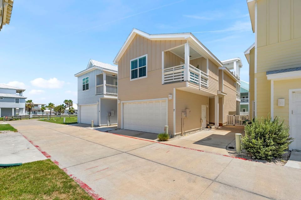 Property building, Facade/entrance, Day, Neighbourhood, Balcony/Terrace, Parking