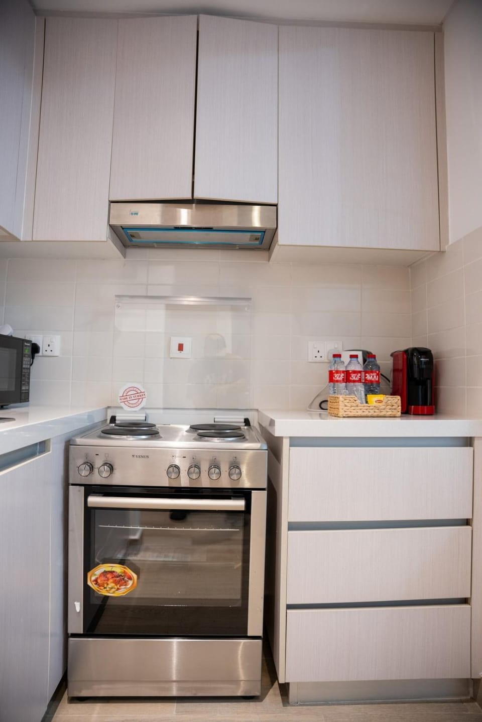 Coffee/tea facilities, Kitchen or kitchenette, oven, stove