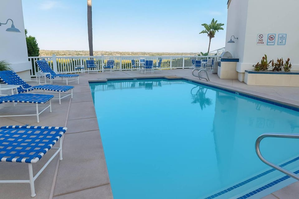 Marbella Lane - Bayfront Bliss Sunset Views w Pool House in Mission Bay