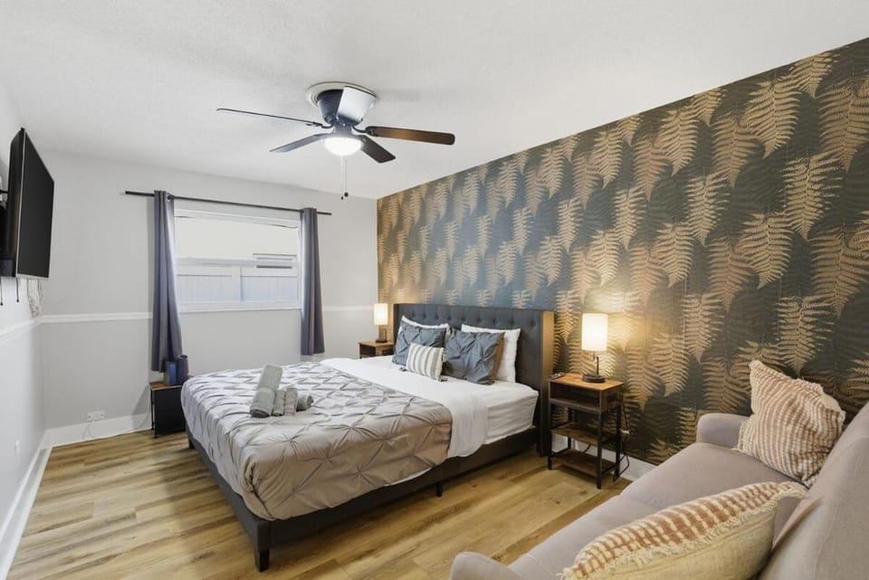Luxury Heated Pool 5 Min to White Sand Beaches 4 Bedrooms, 2 Baths House in Florida