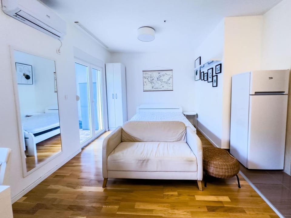 Bed, TV and multimedia, Seating area, Bedroom