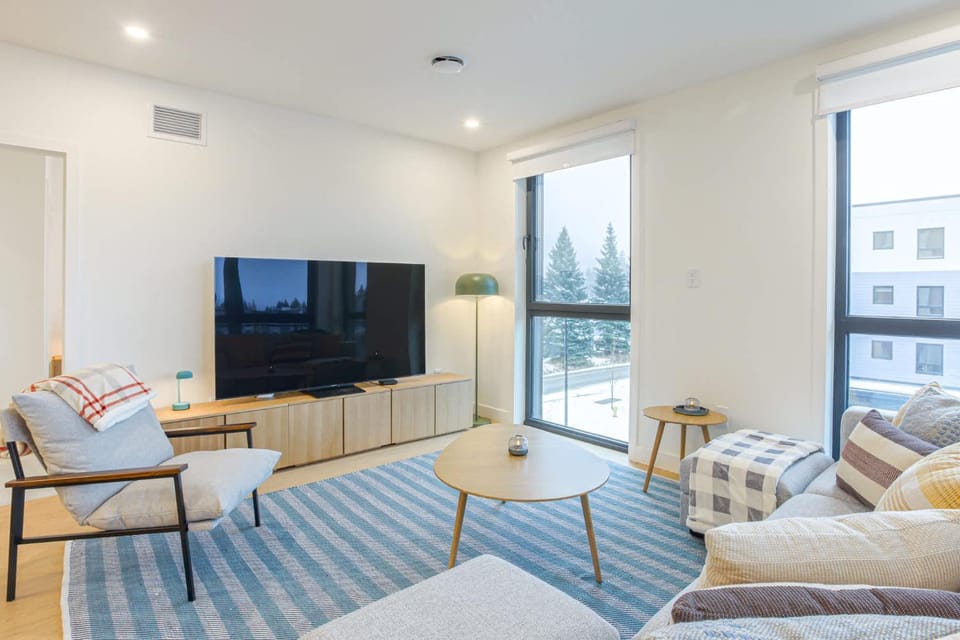 Cedar Vista - condo with stunning mountain views Apartment in Revelstoke