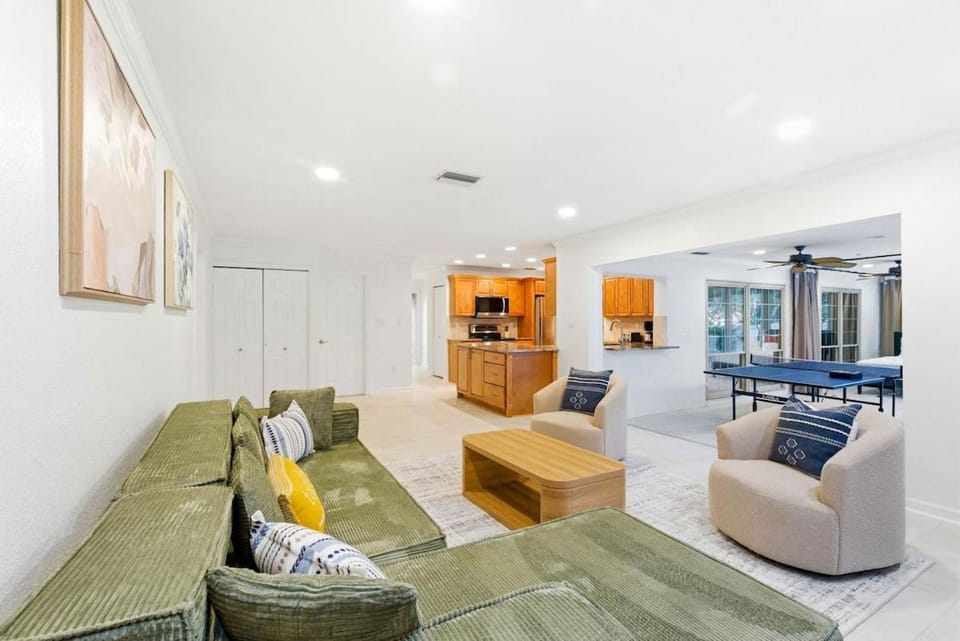 5 Minutes to Beach Heated Pool Karaoke Spacious 4 Bedrooms, 2 Baths House in Indian Shores