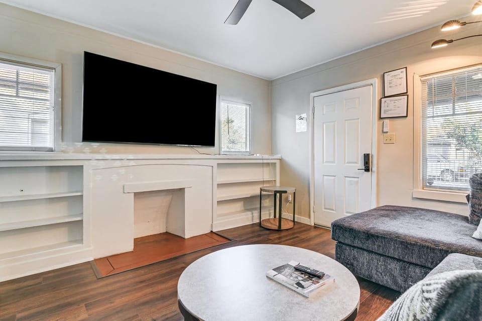 Walkable Haven 1 Mi to Dtwn Phoenix & Chase Field! House in Phoenix