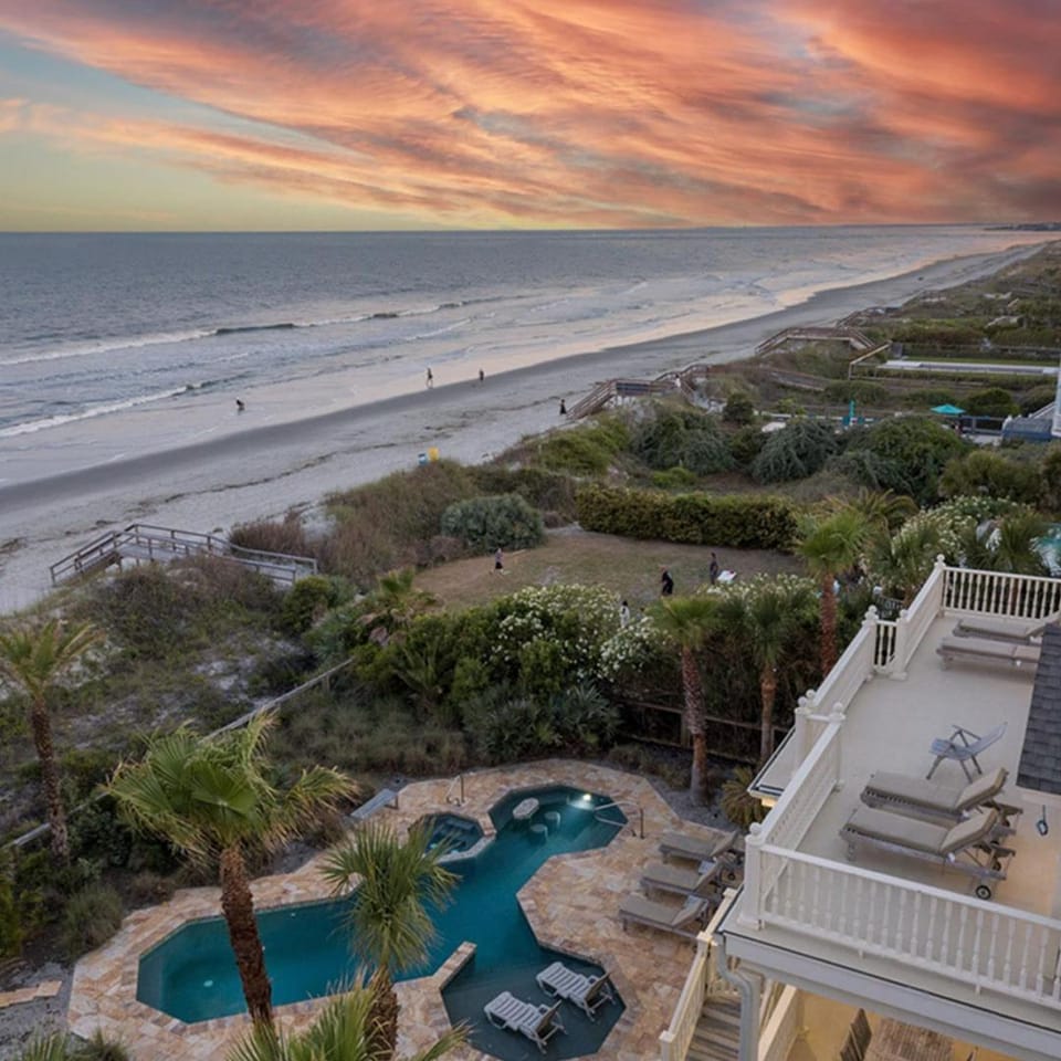 Coastal Sunrise Ocean Front on Ocean Blvd. Private Pool/hot tub, stunning ocean views! House in Isle of Palms