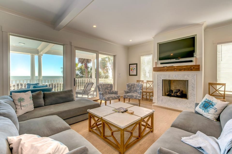 Coastal Sunrise Ocean Front on Ocean Blvd. Private Pool/hot tub, stunning ocean views! House in Isle of Palms