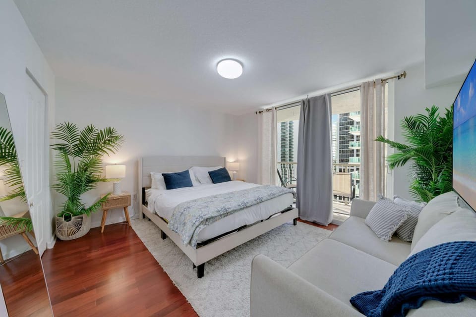 Brickell Bay View- Unbeatable Location with Parking House in Brickell
