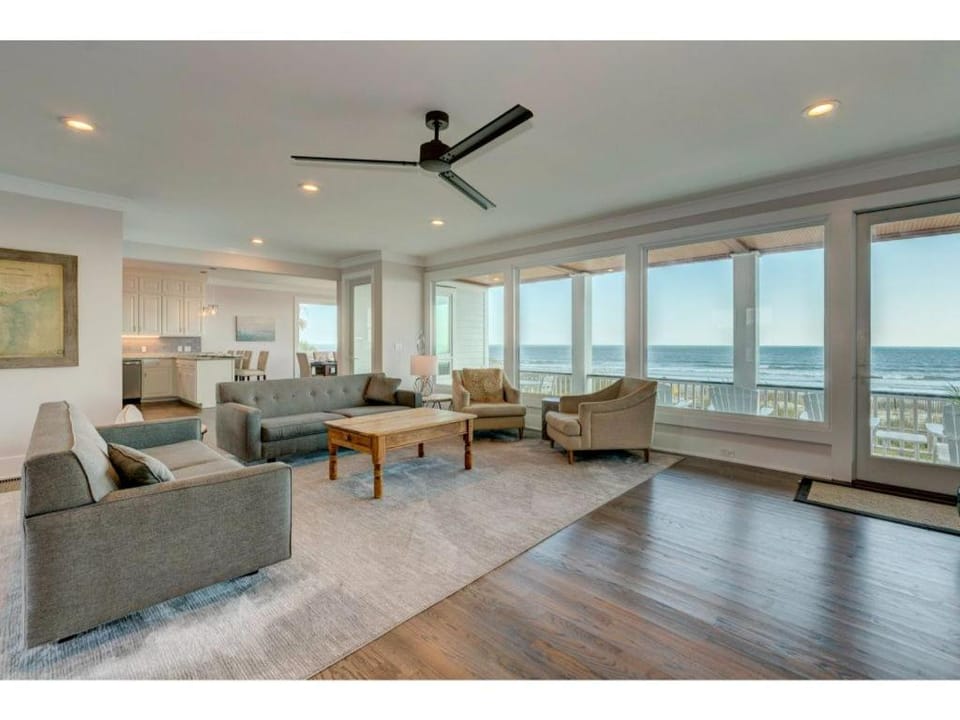 'Dolphin Manor' OCEAN FRONT, PRIVATE POOL, HOT TUB, PUTTING GREEN! House in Isle of Palms
