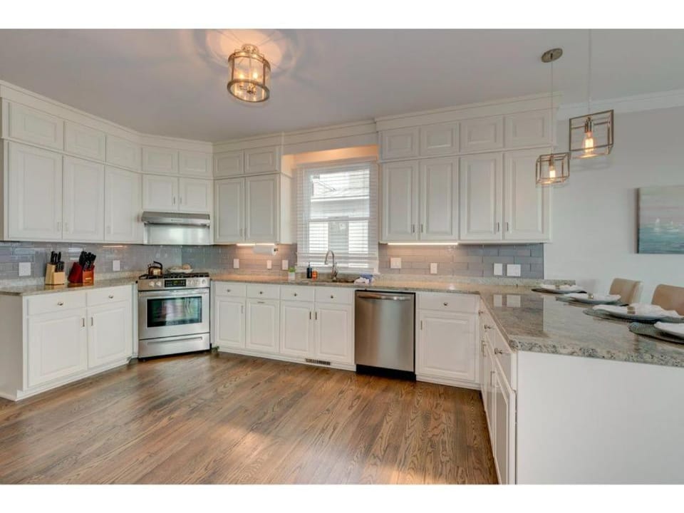 'Dolphin Manor' OCEAN FRONT, PRIVATE POOL, HOT TUB, PUTTING GREEN! House in Isle of Palms
