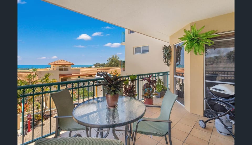 Shingley Beach Retreat - Ocean Views Apartment Apartment in Airlie Beach
