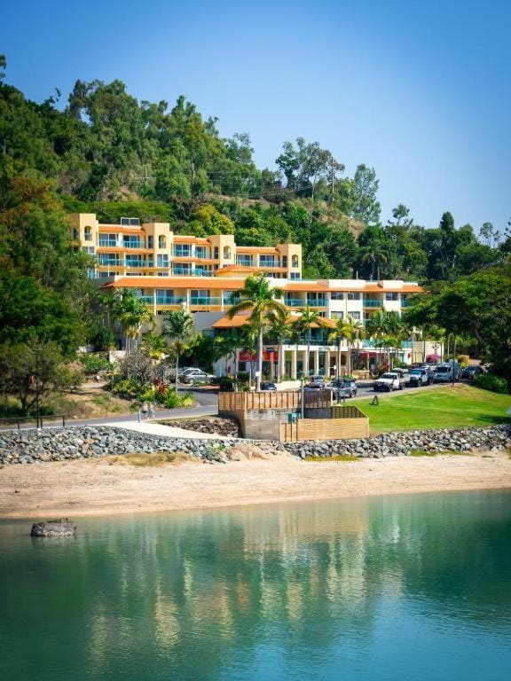 Shingley Beach Retreat - Ocean Views Apartment Apartment in Airlie Beach