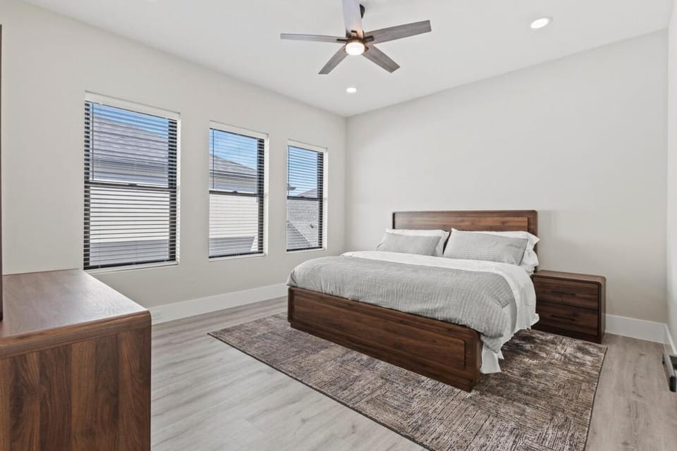 Photo of the whole room, Bedroom