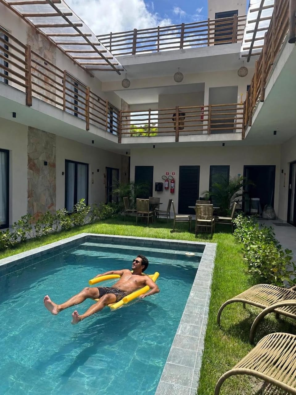 Property building, Garden, Garden view, Swimming pool, sunbed