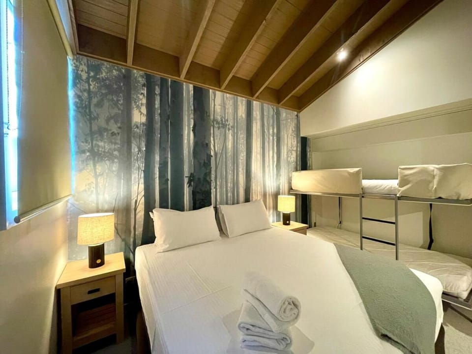 White Crystal 208 Apartment in Hotham Heights