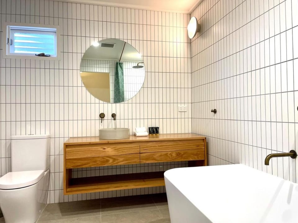 White Crystal 208 Apartment in Hotham Heights