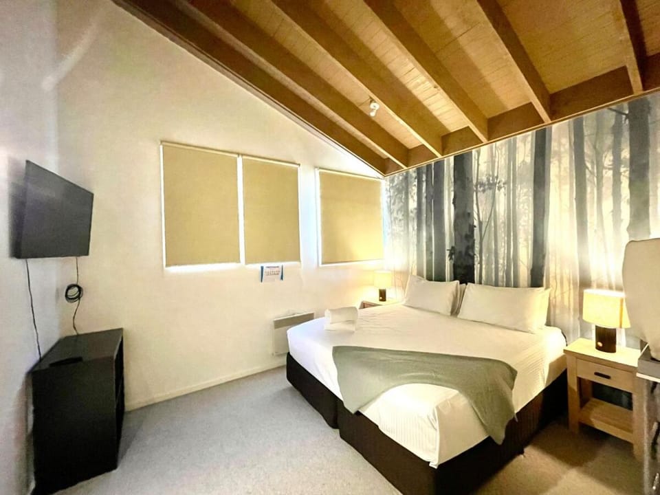 White Crystal 208 Apartment in Hotham Heights