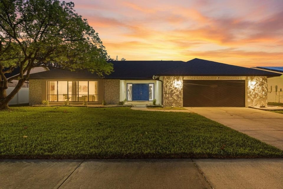 Pickleball ON GOLF Course Heated Pool Renovated Home, 3 bedrooms, 2 baths House in Tampa