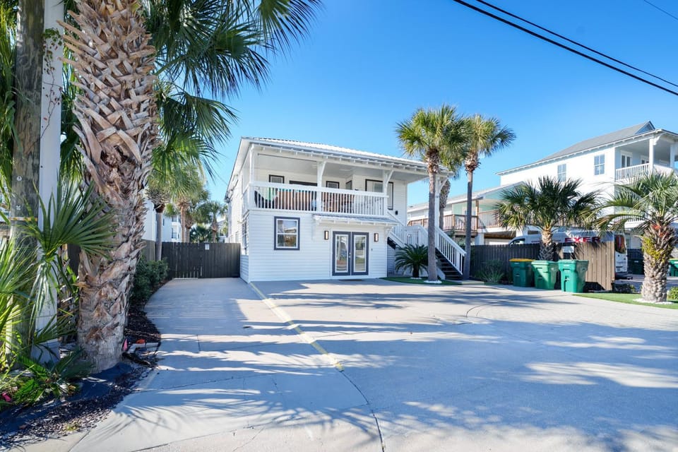 Experience luxury at Destin Dolphin a spacious 4 bedroom retreat in Crystal Beach House in Destin