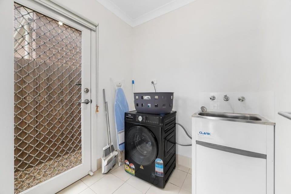Peaceful Schofields 5BR Near Station Garage House in Sydney