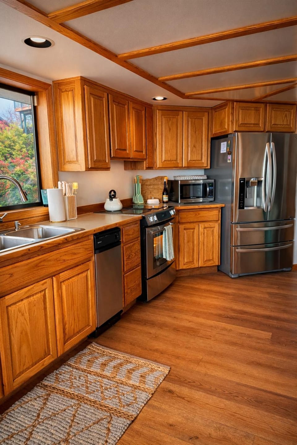 Coffee/tea facilities, Kitchen or kitchenette, dishwasher, stove, toaster