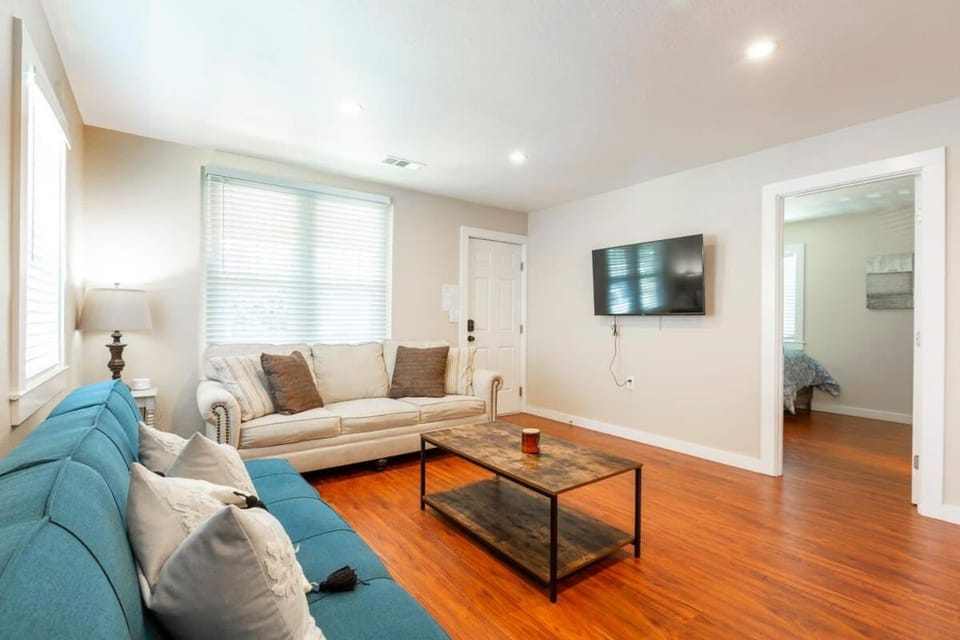 Marbella Lane-Spacious 5BR Ideal for Biz & Families in SJ House in San Jose