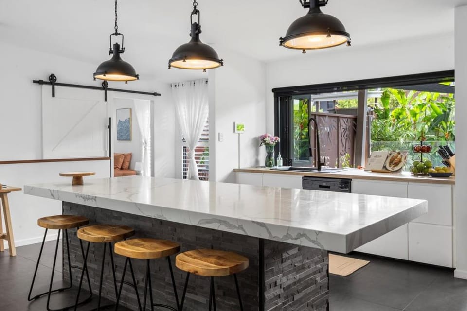 Summit to Sea, Elevated Luxury House in Coolum Beach