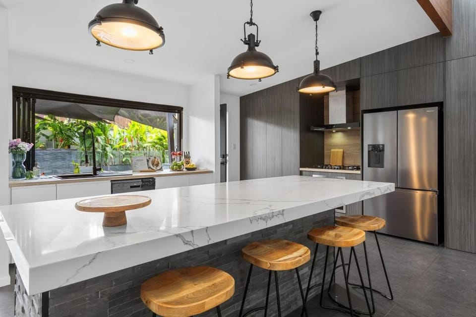 Summit to Sea, Elevated Luxury House in Coolum Beach