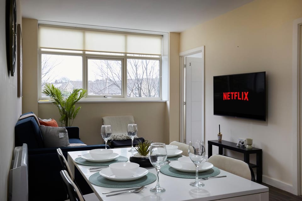 TV and multimedia, Food and drinks, Seating area, Dining area