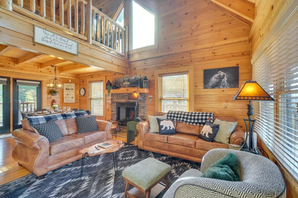 Resort-Style Smokies Cabin w/ Hot Tub + Game Room Cabin in Pigeon Forge
