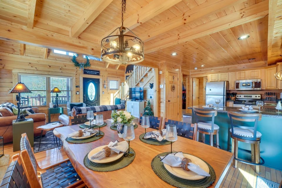 Resort-Style Smokies Cabin w/ Hot Tub + Game Room Cabin in Pigeon Forge