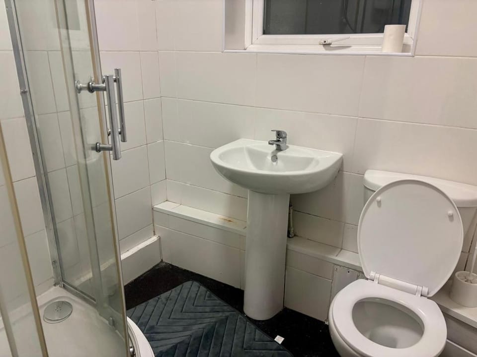 Stylish 2-Bed Wolverhampton Home - Sleeps 4 Apartment in Wolverhampton