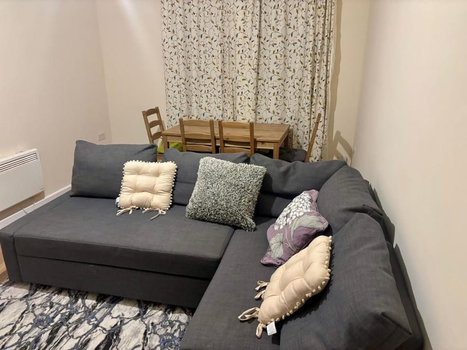 Stylish 2-Bed Wolverhampton Home - Sleeps 4 Apartment in Wolverhampton