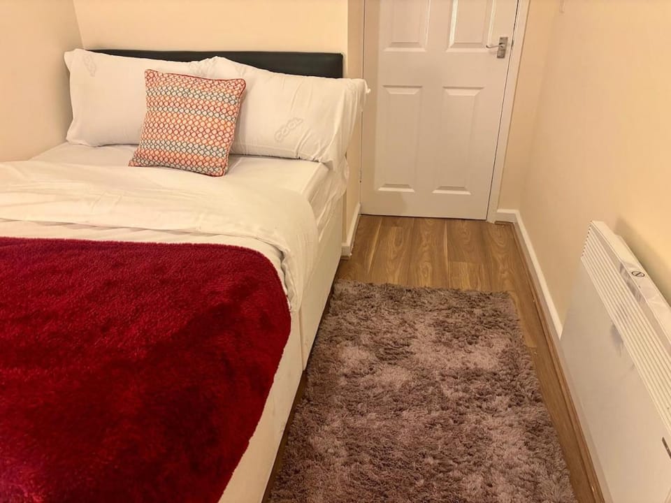 Stylish 2-Bed Wolverhampton Home - Sleeps 4 Apartment in Wolverhampton