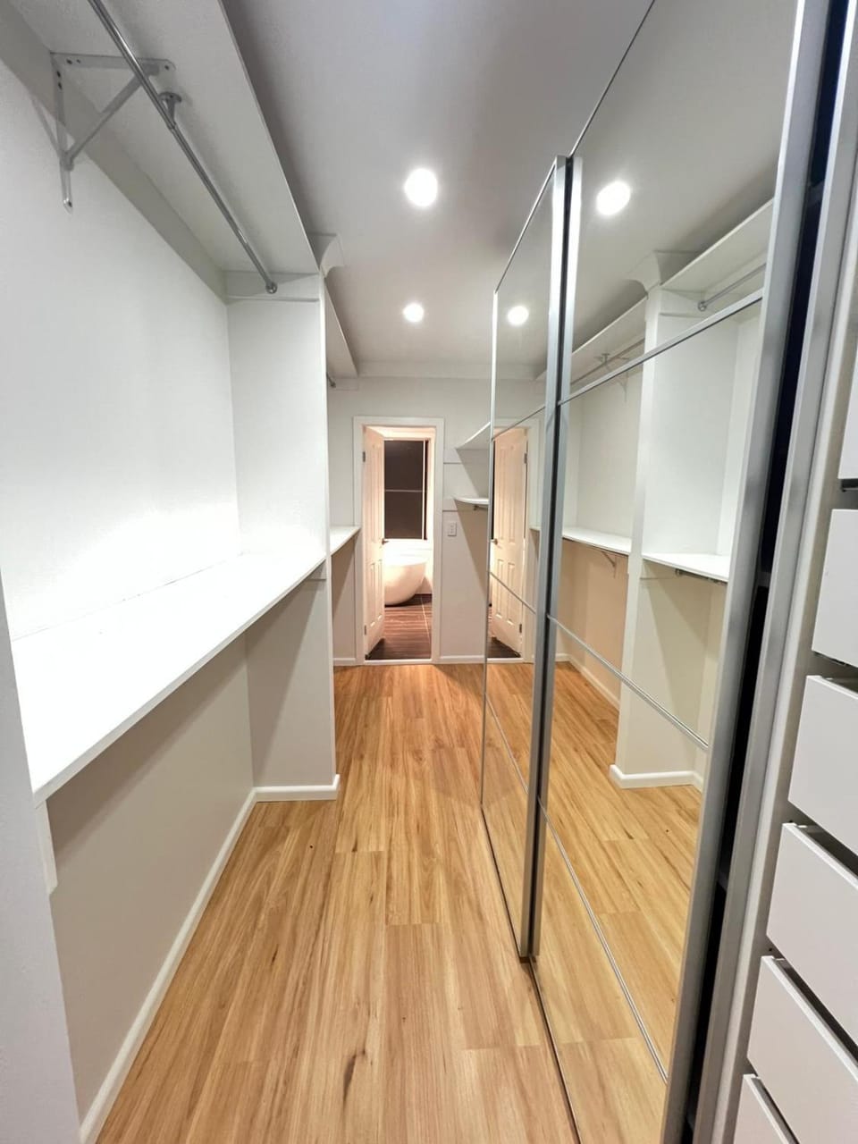 Queen Room with Private Bathroom, Walk in Wardrobe and Air Conditioning- BP2 Vacation rental in Sydney