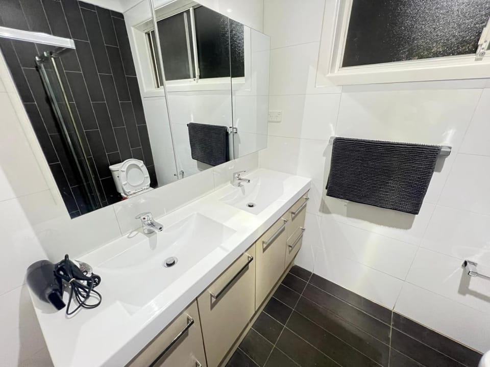 Queen Room with Private Bathroom, Walk in Wardrobe and Air Conditioning- BP2 Vacation rental in Sydney