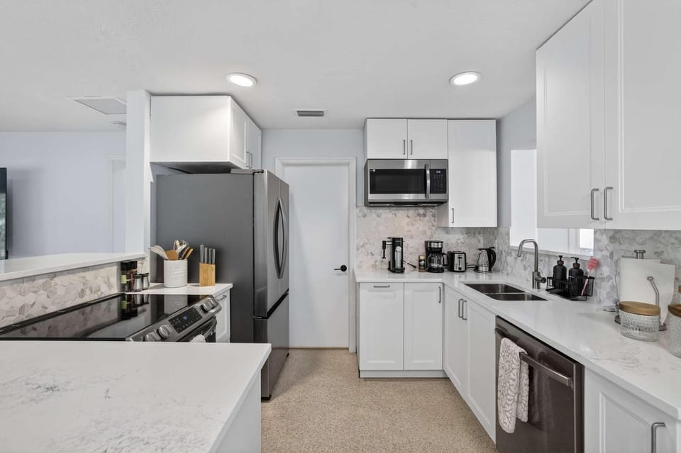 Evergreen Retreat Home for 7 House in Oakland Park