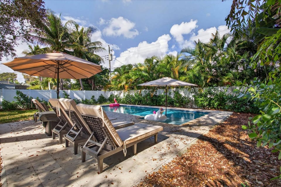 Evergreen Retreat Home for 7 House in Oakland Park