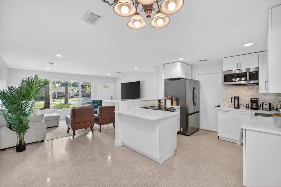 Evergreen Retreat Home for 7 House in Oakland Park